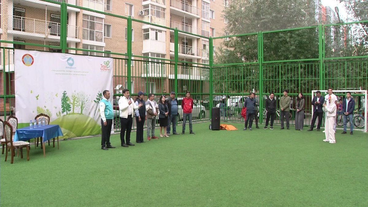 «Городская комфортная среда»: партийцы и астанчане благоустроили дворы и улицы в Астане