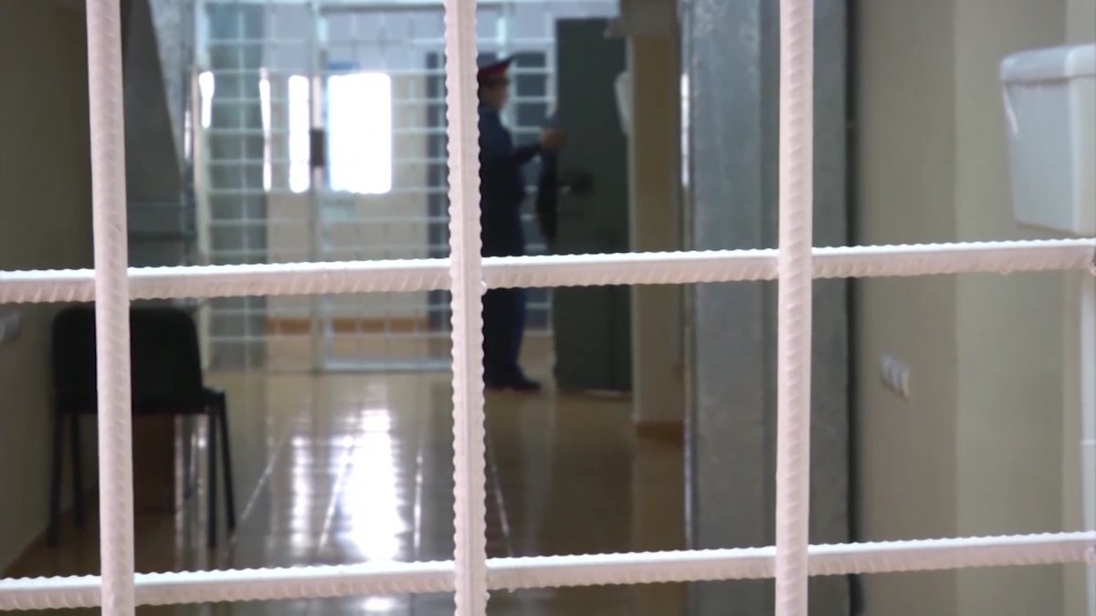 Алматы облысында өгей қызын зорлады деген күдіктінің жазықсыз екені дәлелденсе де, түрмеден босатылмай жатыр