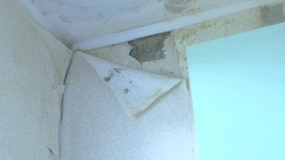 Ақтөбеде тұрғындар үш жылдан бері баспаналарына күрделі жөндеу жүргізілуін күтуде