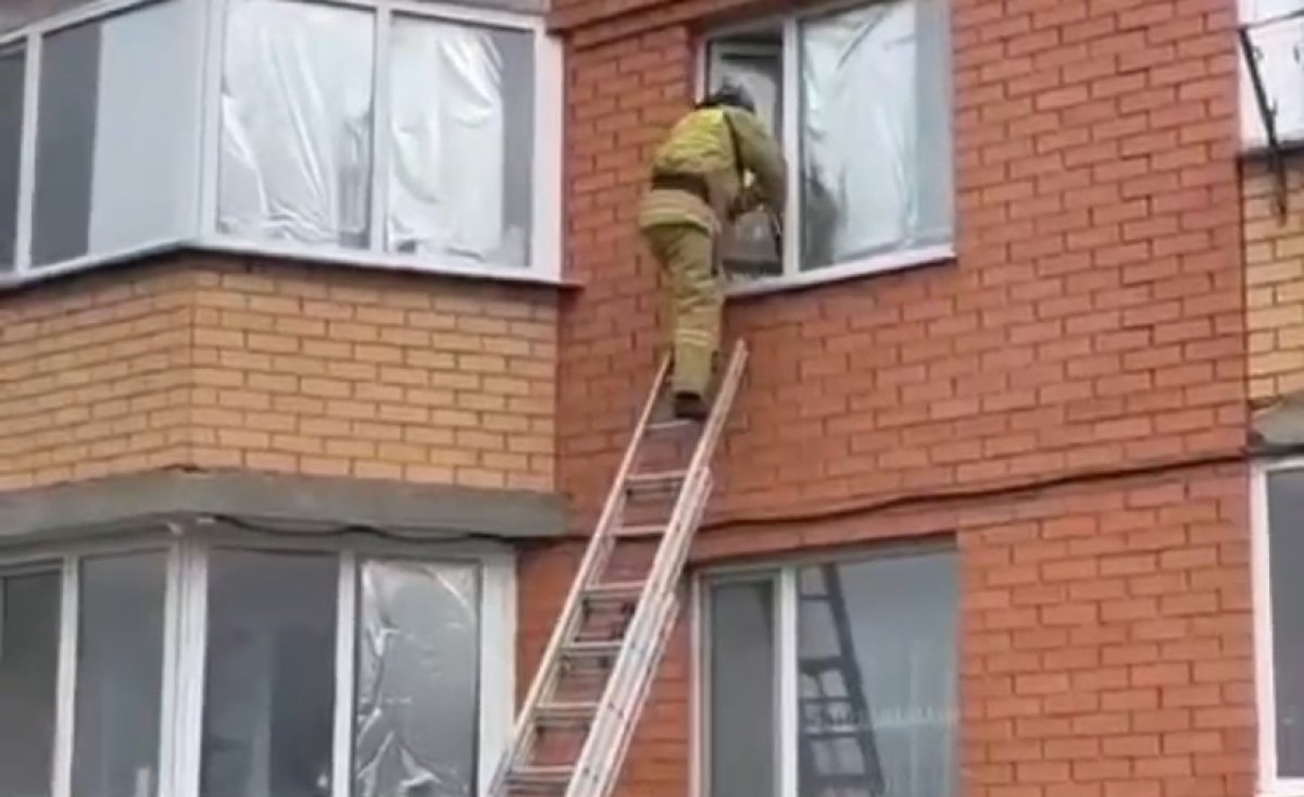 Ребёнок заперся один в квартире в Кокшетау