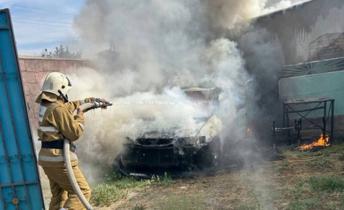 Автомобили сгорели в двух регионах Казахстана