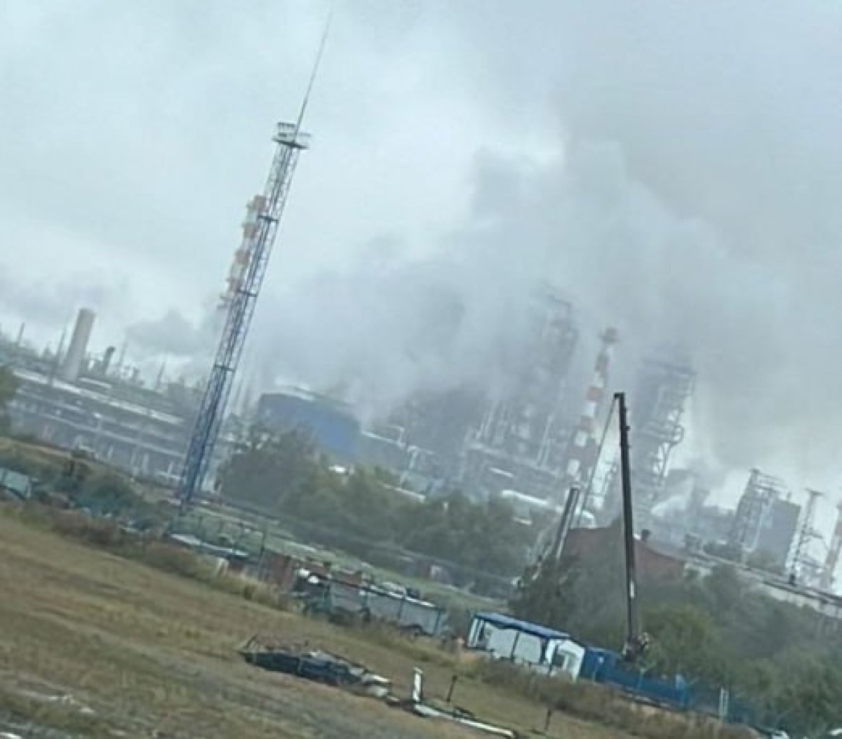 Нефтезавод горит в соседней с Казахстаном области России
