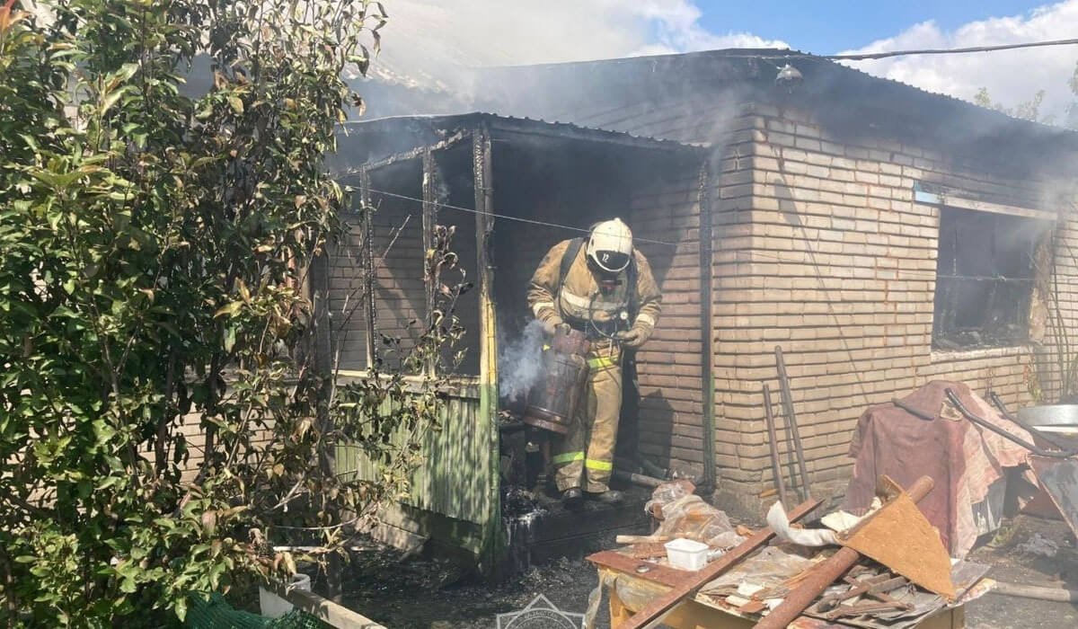 Қостанайда жанып жатқан үйден әжесі мен немересі құтқарылды