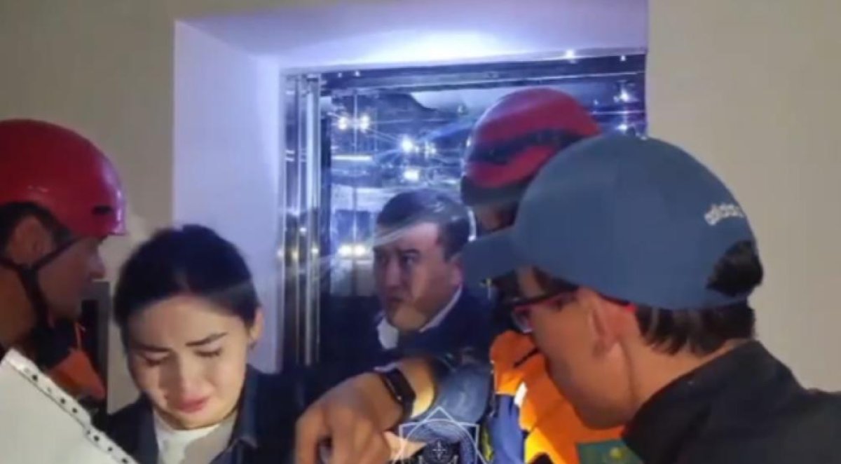 Астанада төрт адам лифтте қамалып қалды