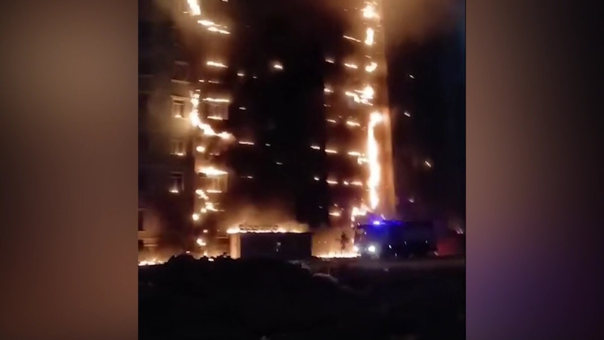 Десятиэтажный жилой дом загорелся в Актау