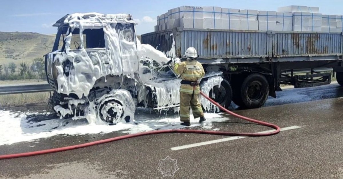 Грузовик загорелся на трассе "Алматы - Усть-Каменогорск"