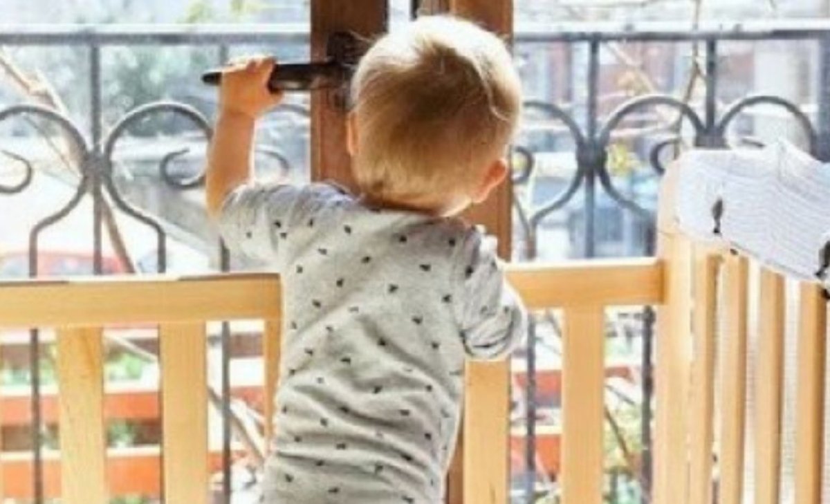 Астанада бір жасар бала бесінші қабаттан құлап кетті