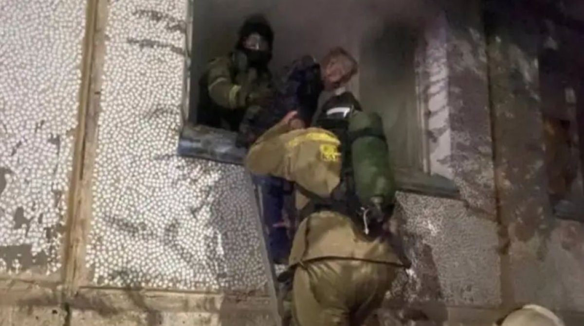 Балқашта өртеніп жатқан пәтерден қарт адам құтқарылды