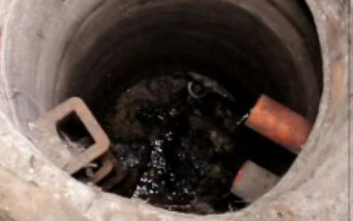 Рабочий погиб в канализационном колодце в Рудном