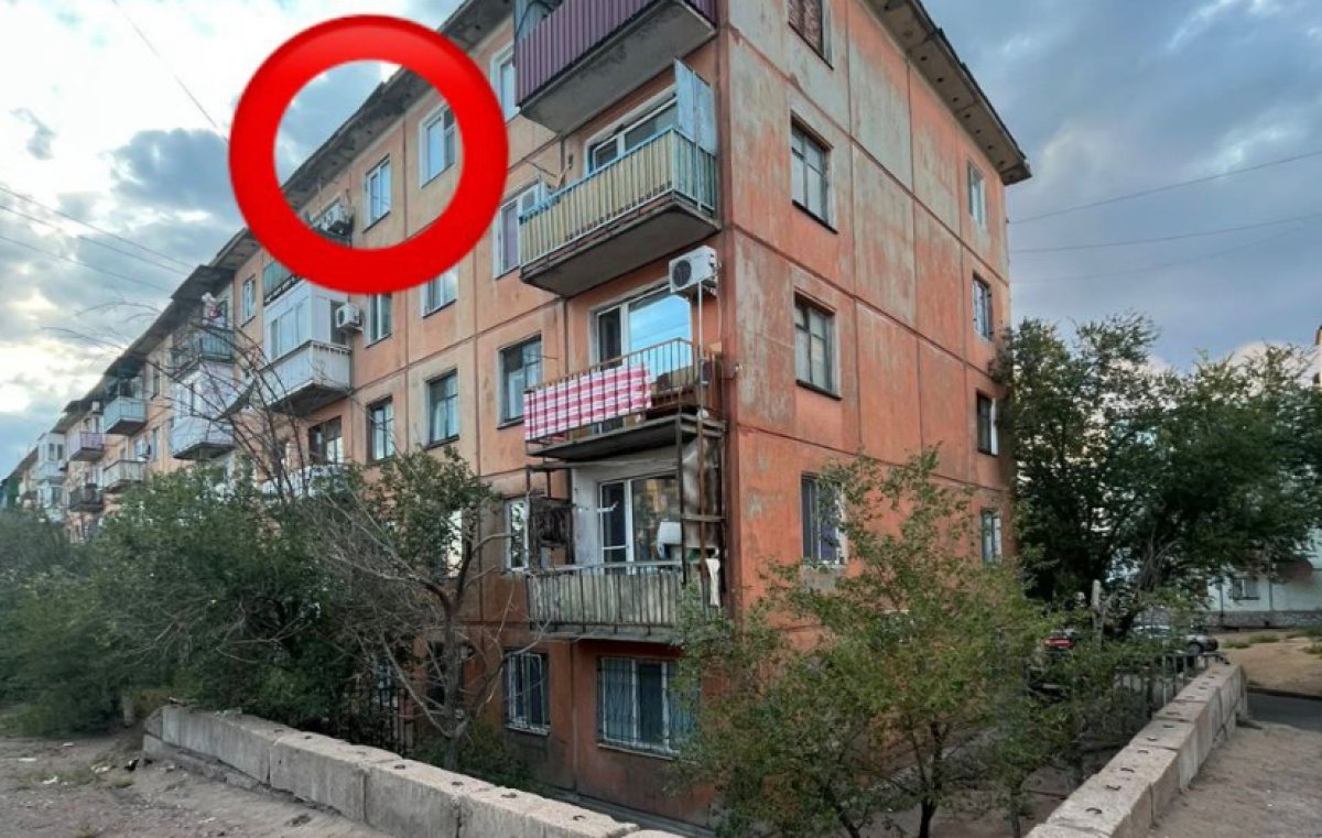 Трехлетний ребёнок умер после падения с окна 5 этажа в Балхаше