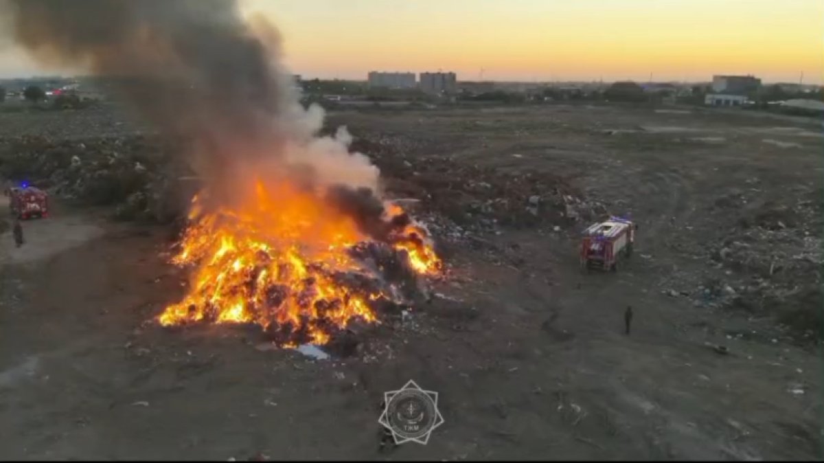 МЧС тушит пожар на полигоне ТБО в Уральске