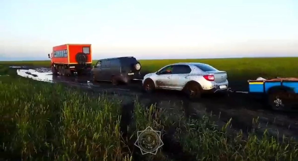 Ливень размыл грунт близ озера в Костанайской области: отдыхающие застряли в грязи