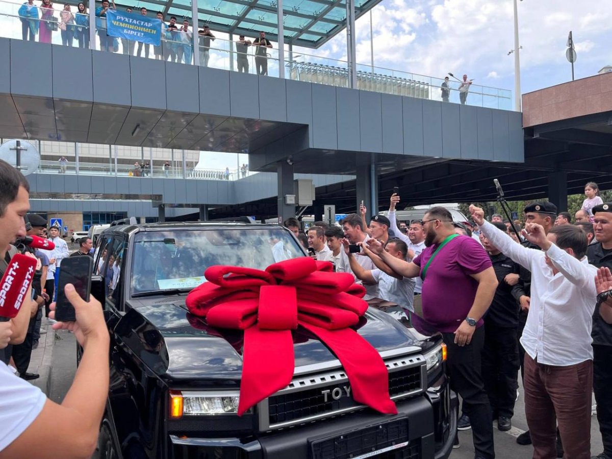 Внедорожник в подарок: как встретили олимпийцев Сметова и Кыргызбаева на родине (ВИДЕО)