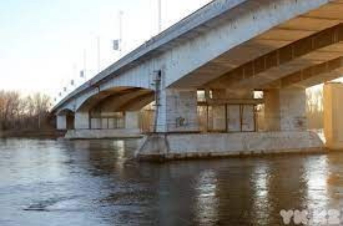 Девушка упала с моста в реку во время селфи в Усть-Каменогорске