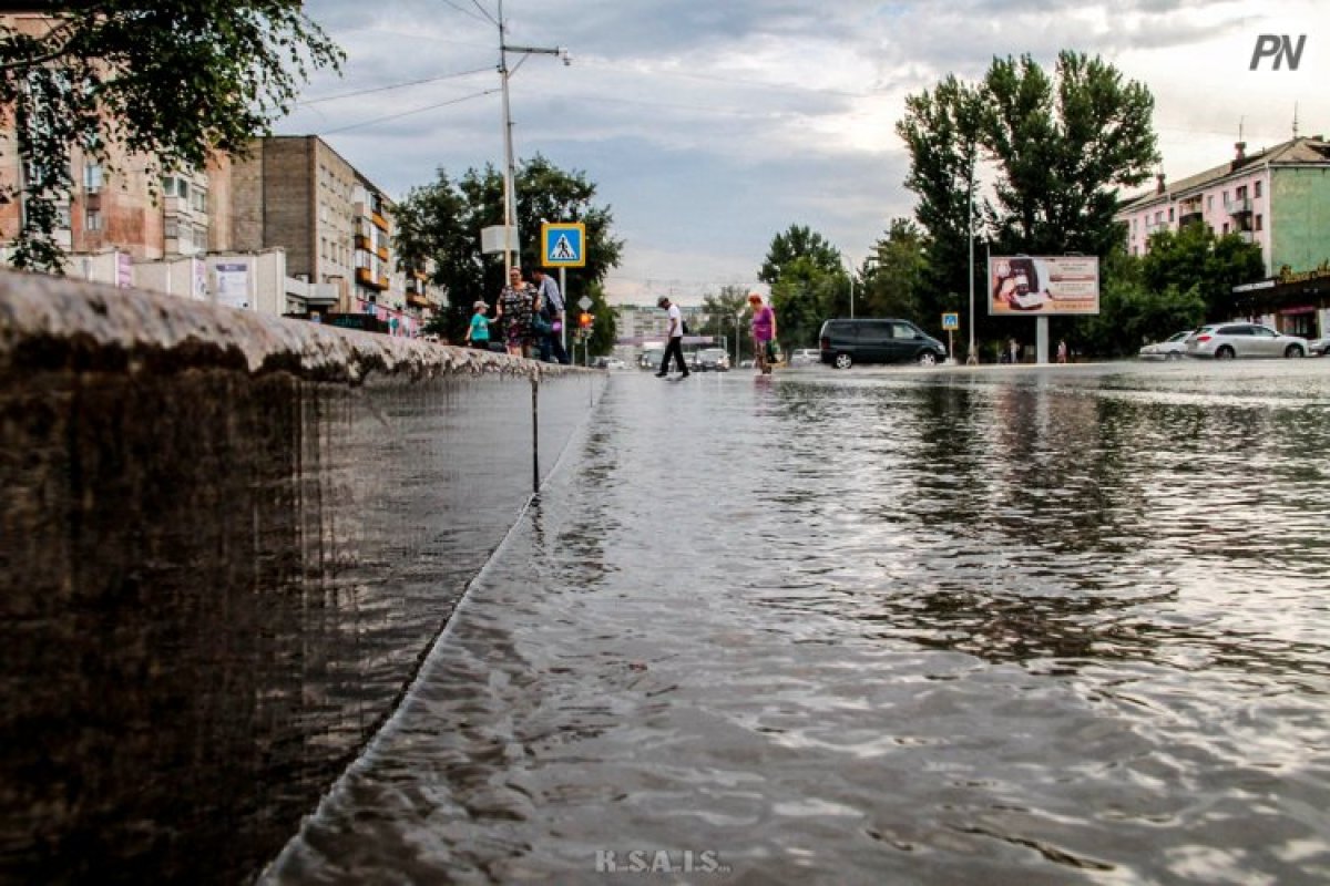 Павлодарда бес қабатты үйдің деңгейіне көтерілген жерасты субұрқағы атқылады