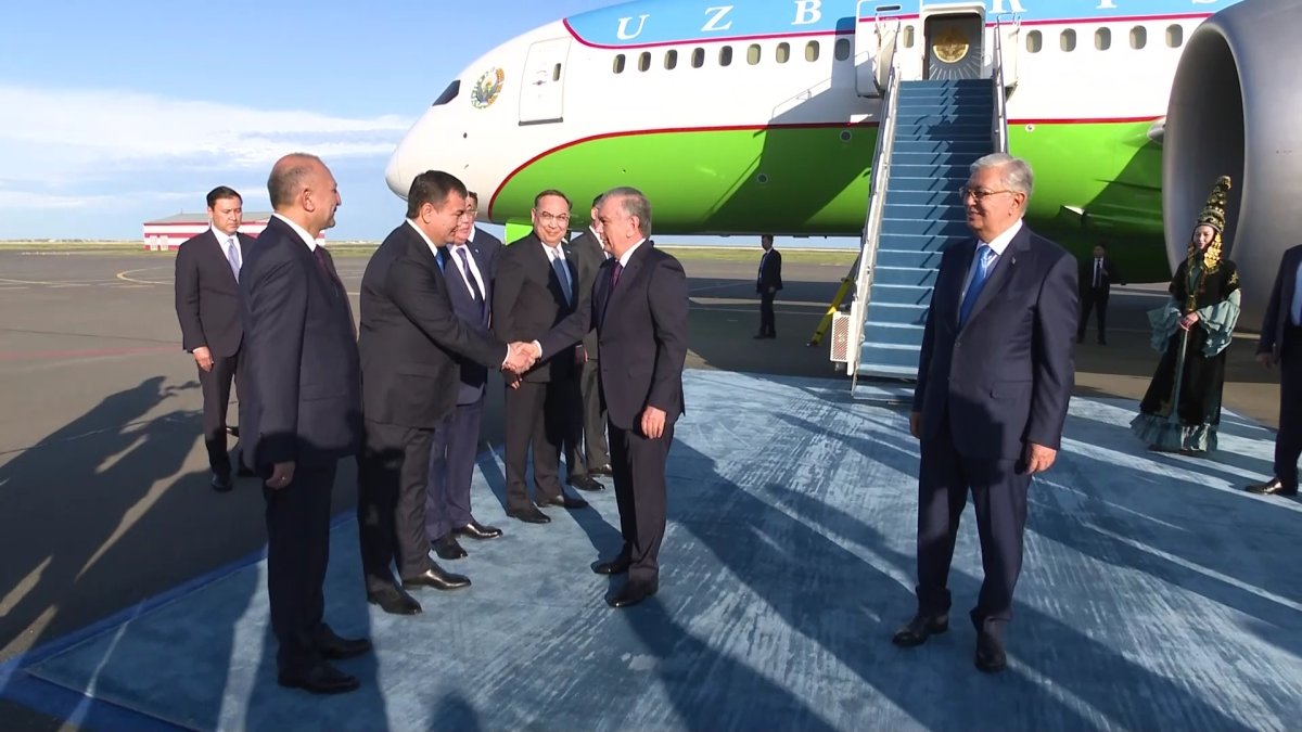 Шавкат Мирзиёев прилетел в Астану