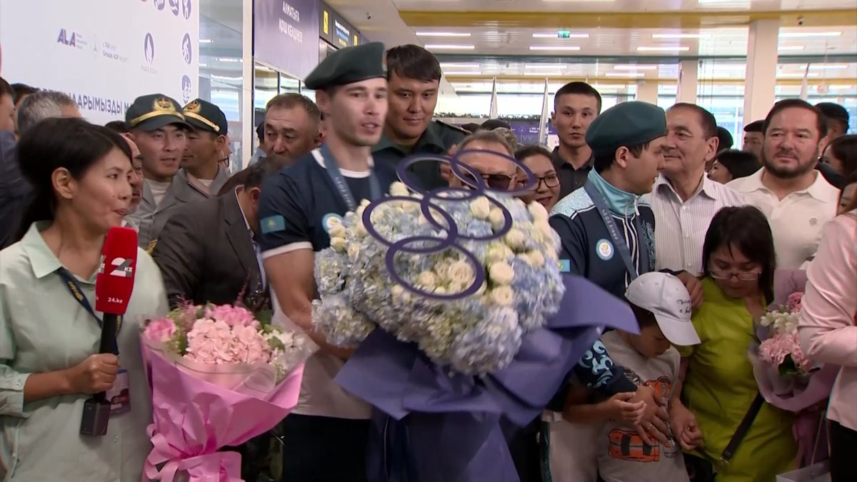 Курбанова и Кыргызбаева встретили в аэропорту Алматы