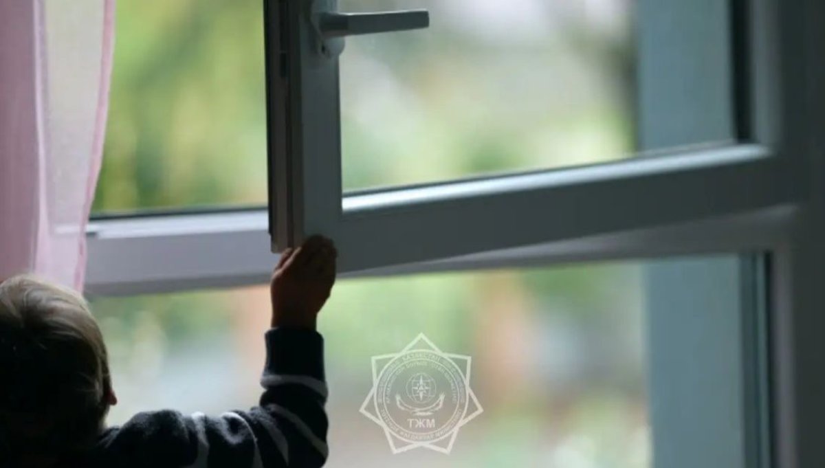 ШҚО-да екі жасар бала екінші қабаттың терезесінен құлады