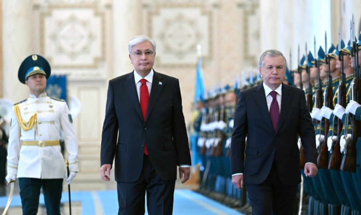 Токаев встретил Мирзиёева в Акорде