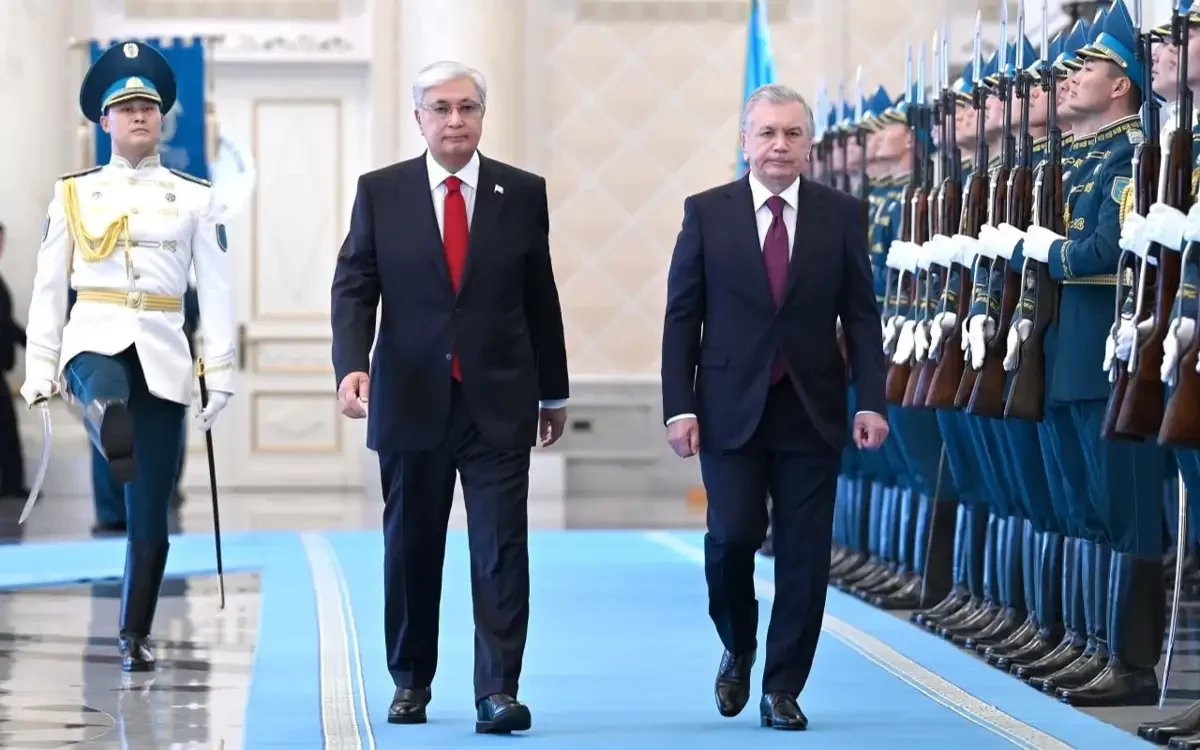 Қасым-Жомарт Тоқаев Шавкат Мирзиёевті Ақордада қарсы алды