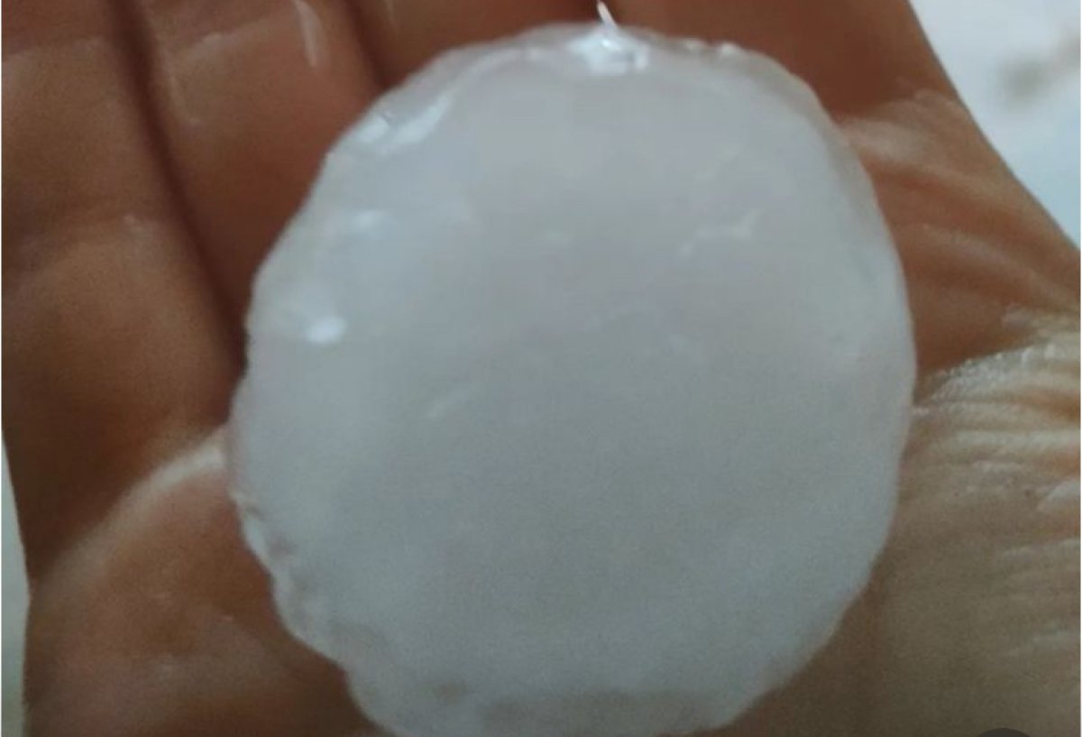 Два человека пострадали во время града в Астане