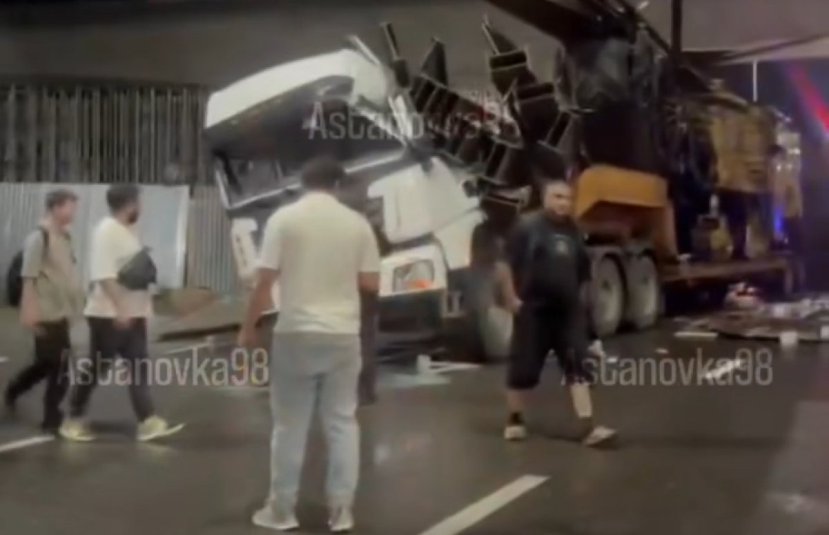 Фуру раздавило, предположительно, строительными лесами LRT в Астане