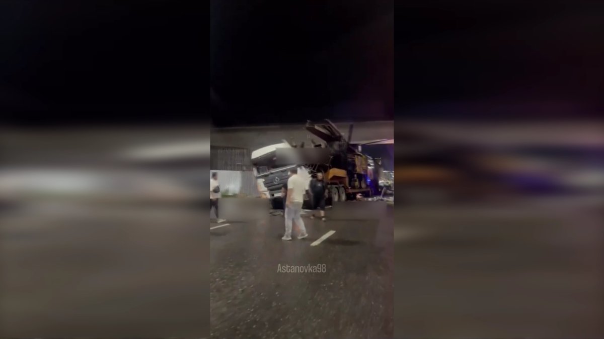 Ауыр техника тиеген жүк көлігі LRT-ға соғылды