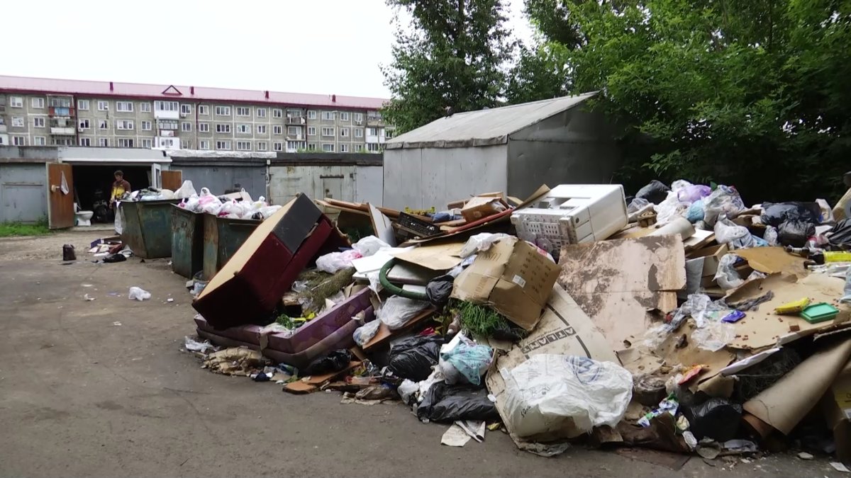 «Смеющийся унитаз», старая мебель и бытовая техника: петропавловцы утопают в мусоре и долгах