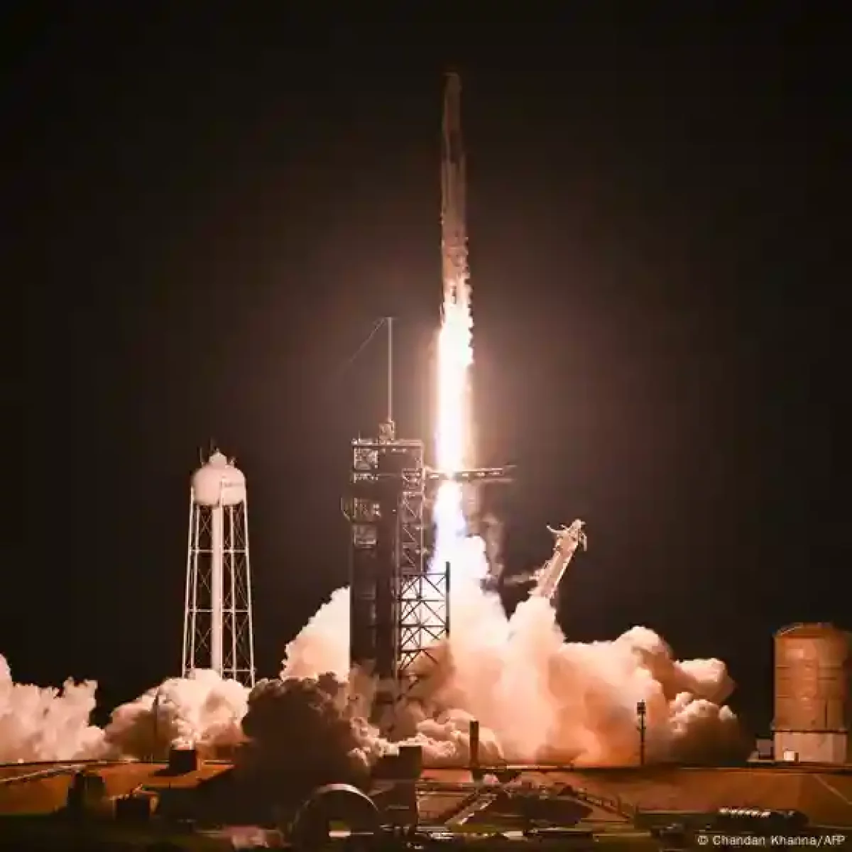 SpaceX запустила космический корабль с непрофессиональными астронавтами