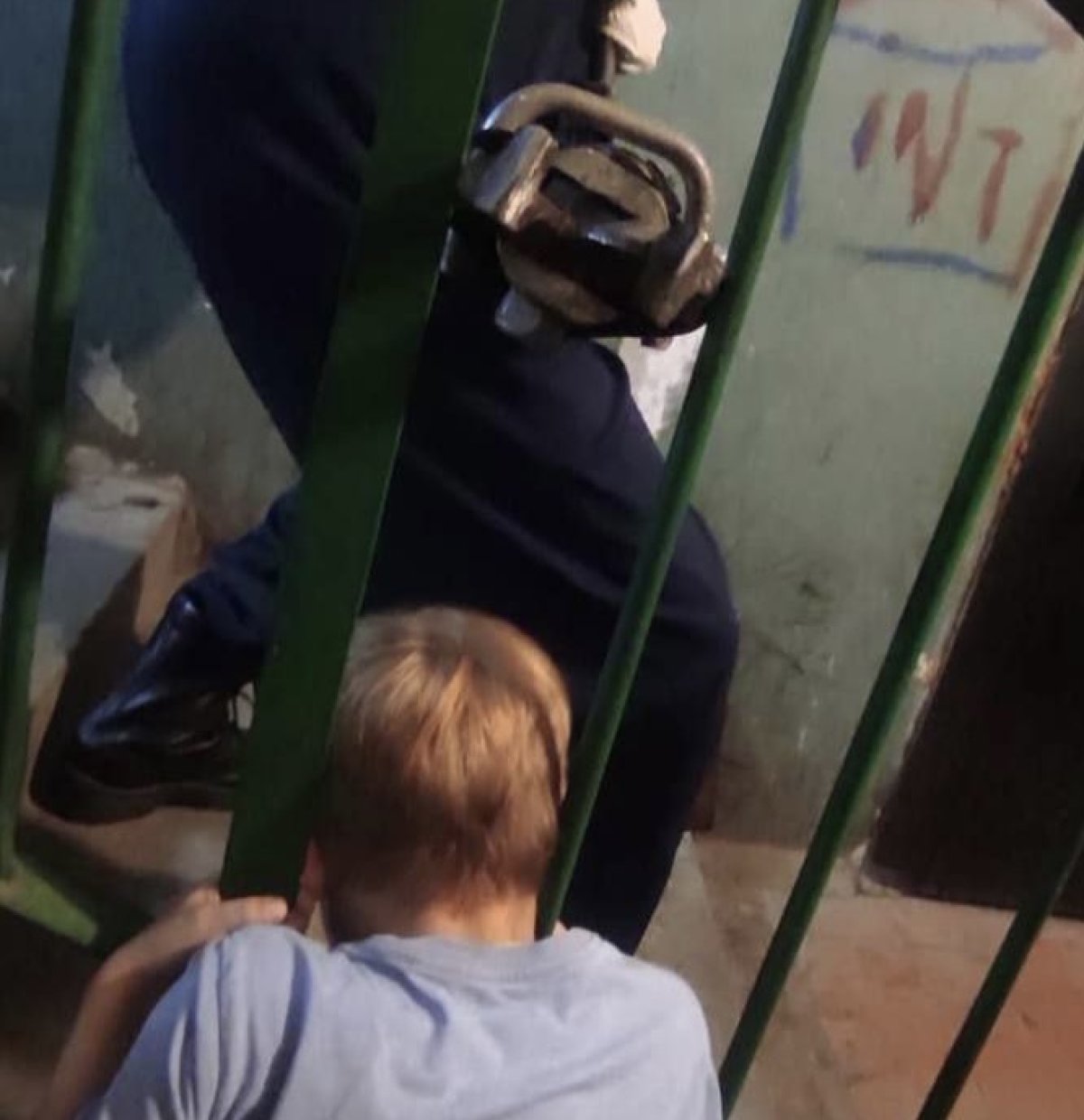 Застрявшего головой в перилах мальчика спасли в Экибастузе