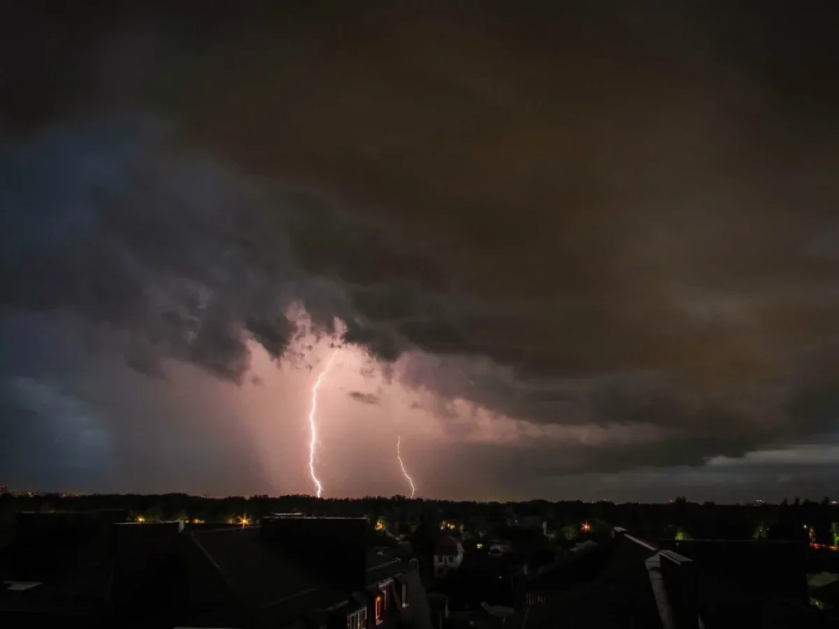 Штормовое предупреждение объявлено на большей части Казахстана из-за туманов, гроз и пыльных бурь