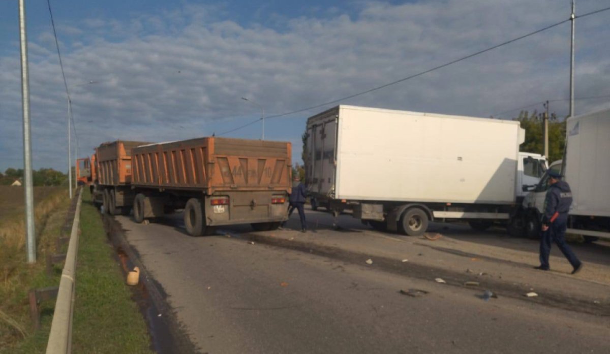 Грузовики столкнулись на мосту в Костанае