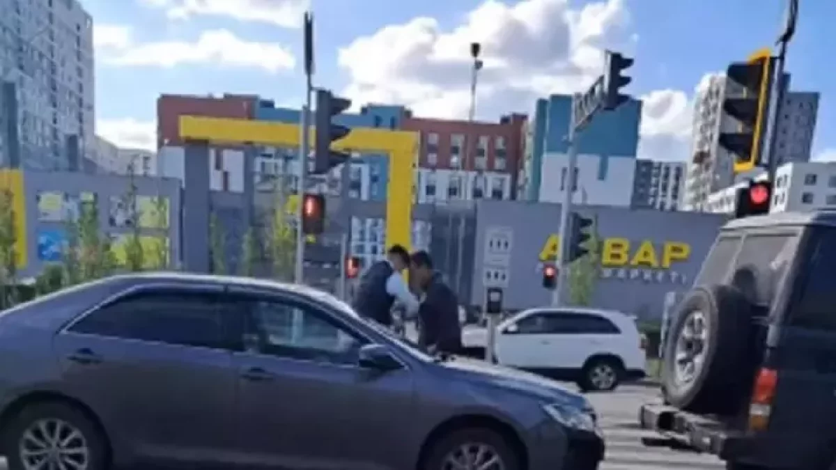 Астанада жол бөлісе алмаған көлік жүргізушілері төбелес шығарды