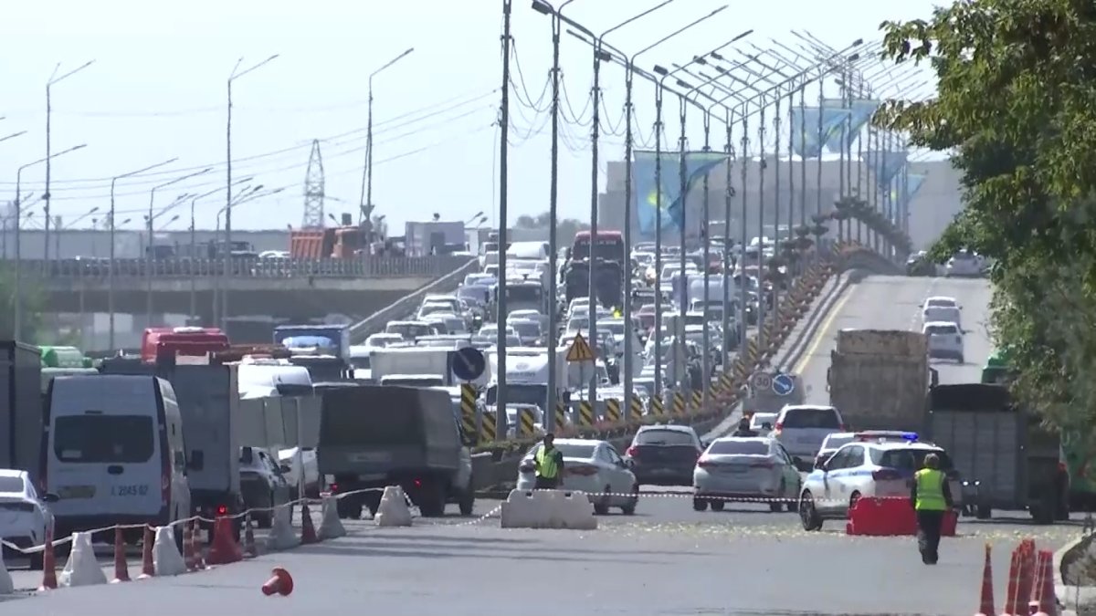 Алматыда 10 балдық кептеліс: тұрғындар межелі жеріне жаяу жетті