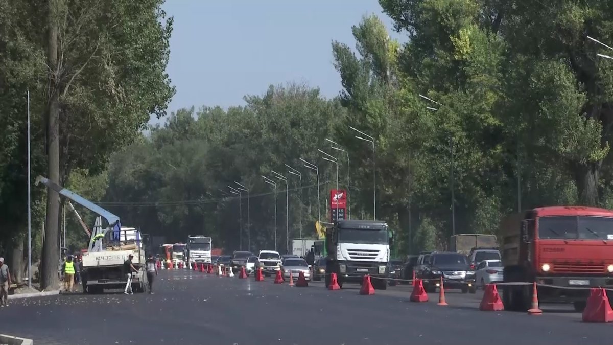 Огромные пробки на Талгарской трассе: в акимате объяснили причину скопления машин