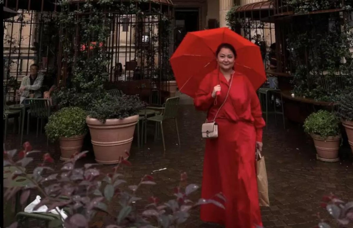 “Ақша ұрлаттық, паспорт жоғалттық, билетіміз күйіп кетті“. Роза Әлқожа саяхаты туралы айтты