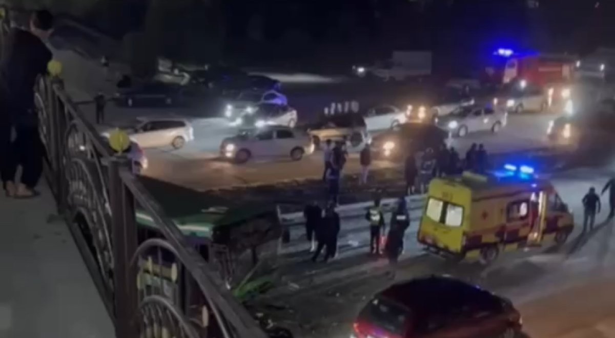 Автобус упал с Каскеленского моста