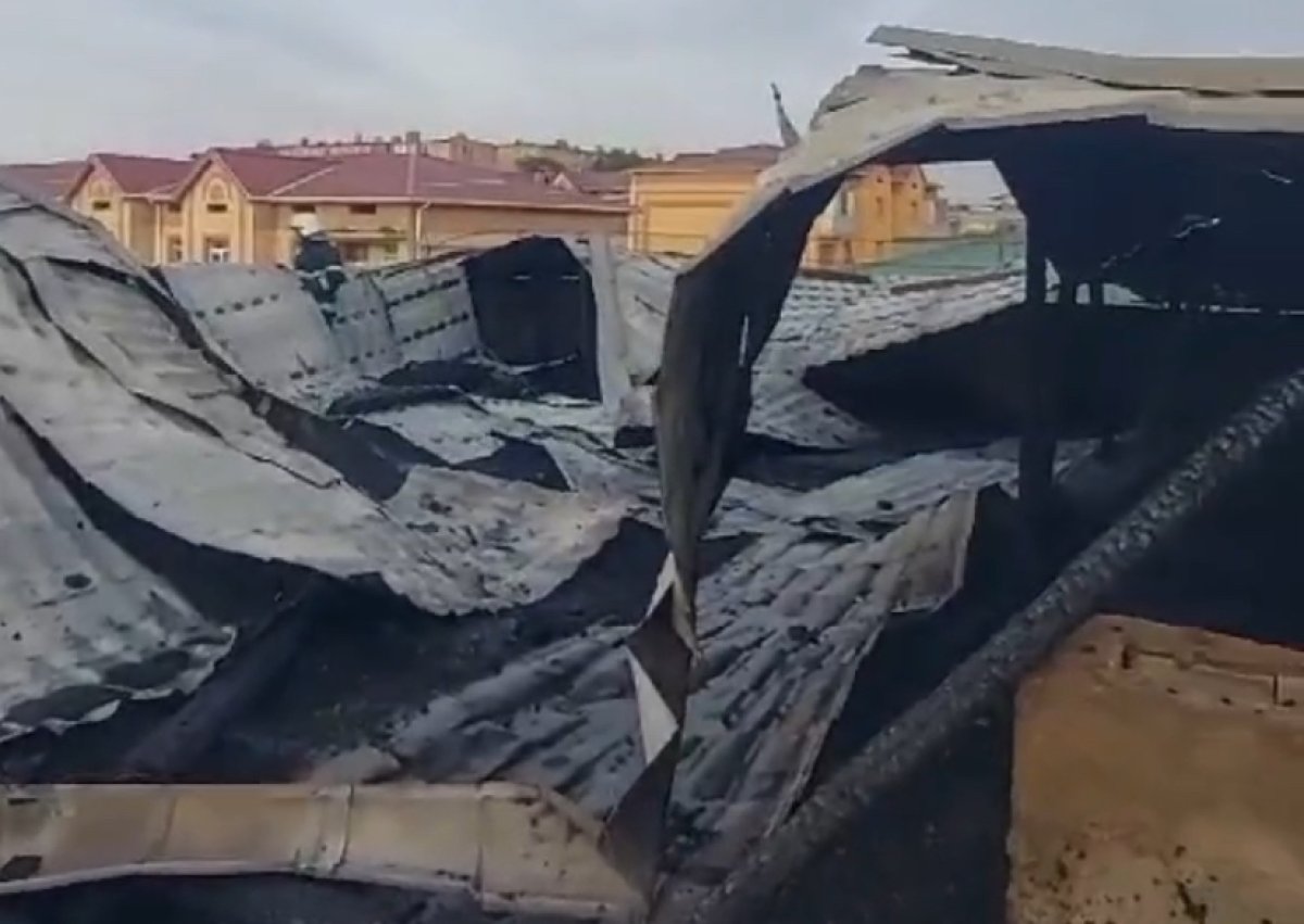Крыша многоэтажки загорелась в Туркестанской области