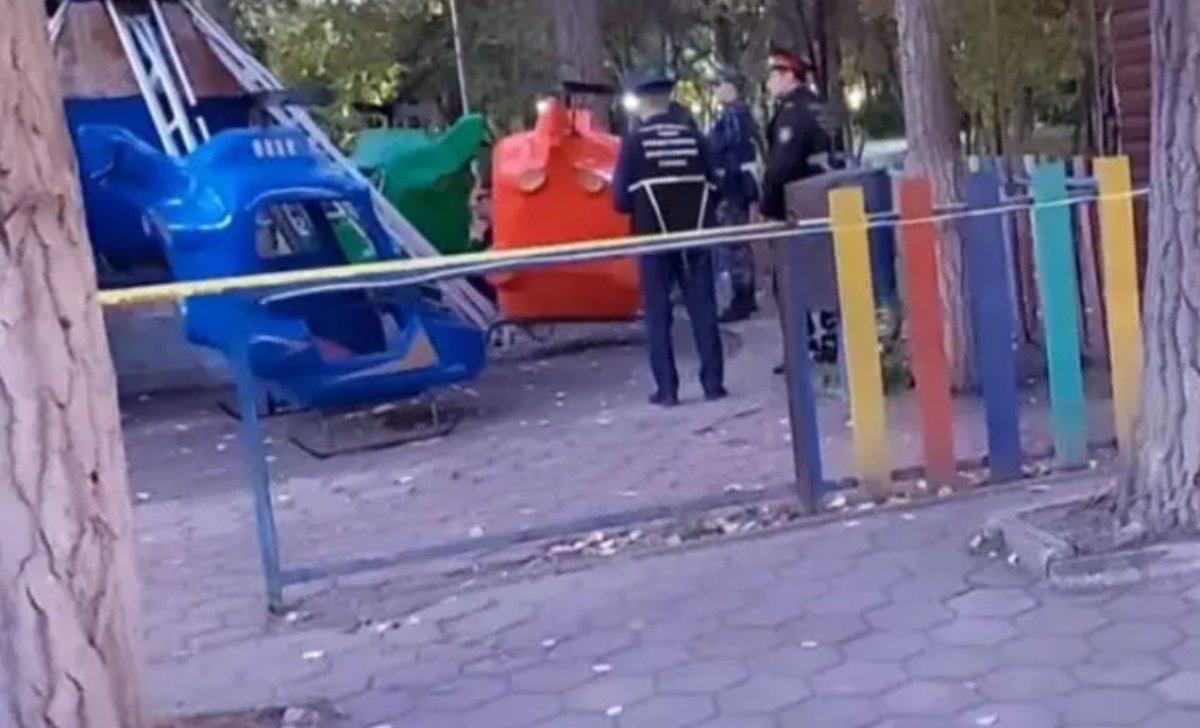 Қарағандыдағы саябақта аттракцион құлап, әйел мен бала зардап шекті