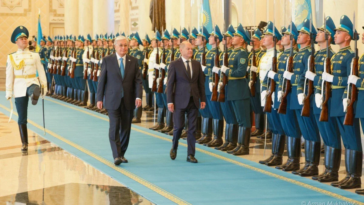 Қасым-Жомарт Тоқаев Олаф Шольцті Ақордада қарсы алды