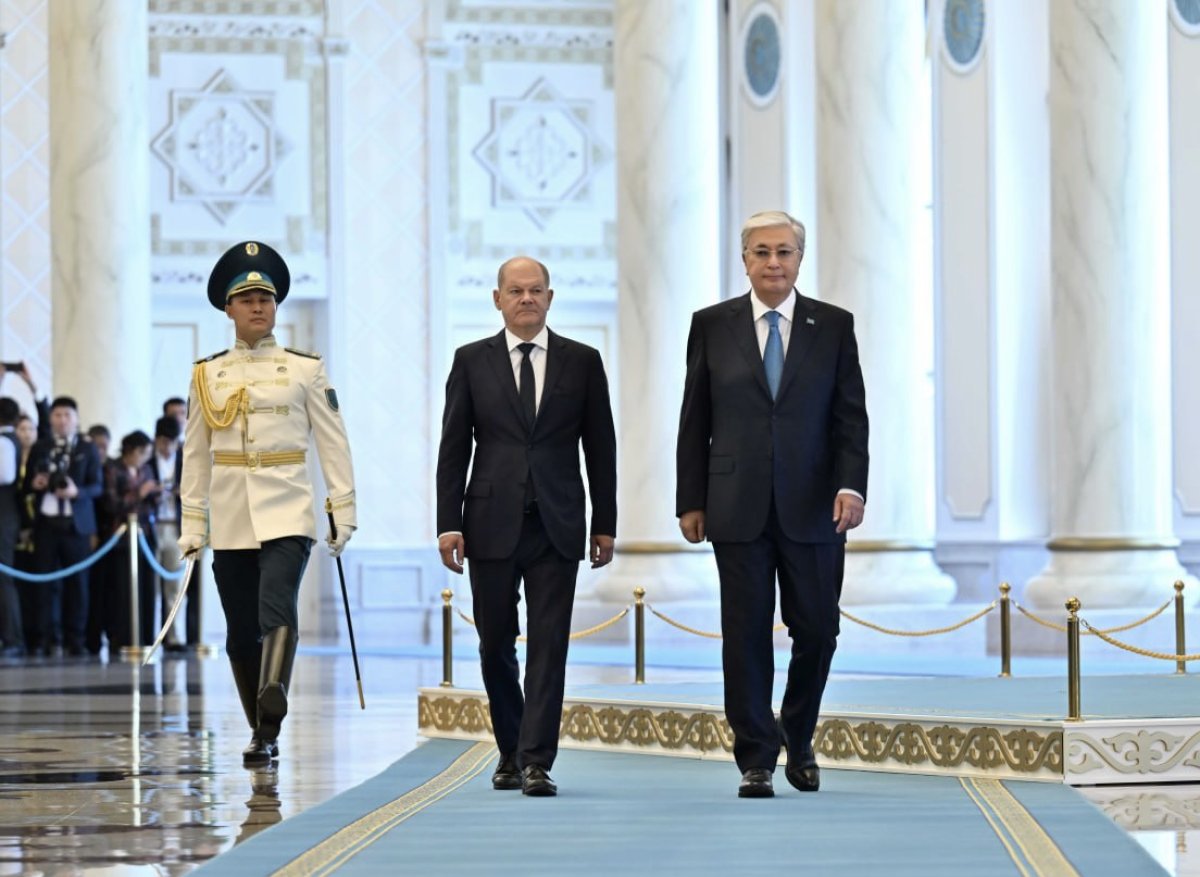 Канцлера Германии торжественно встречают в Акорде