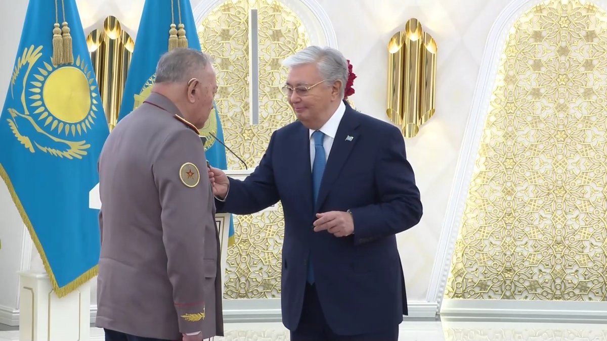 Глава государства вручил  «Халық қаһарманы» ветерану национальной безопасности и обороны Сату Токпакбаеву