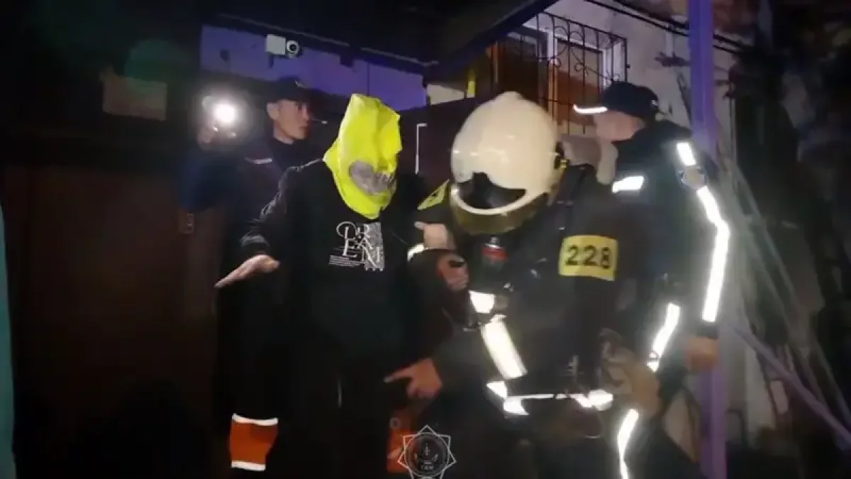 Почти 100 человек эвакуировали ночью при пожаре в Петропавловске