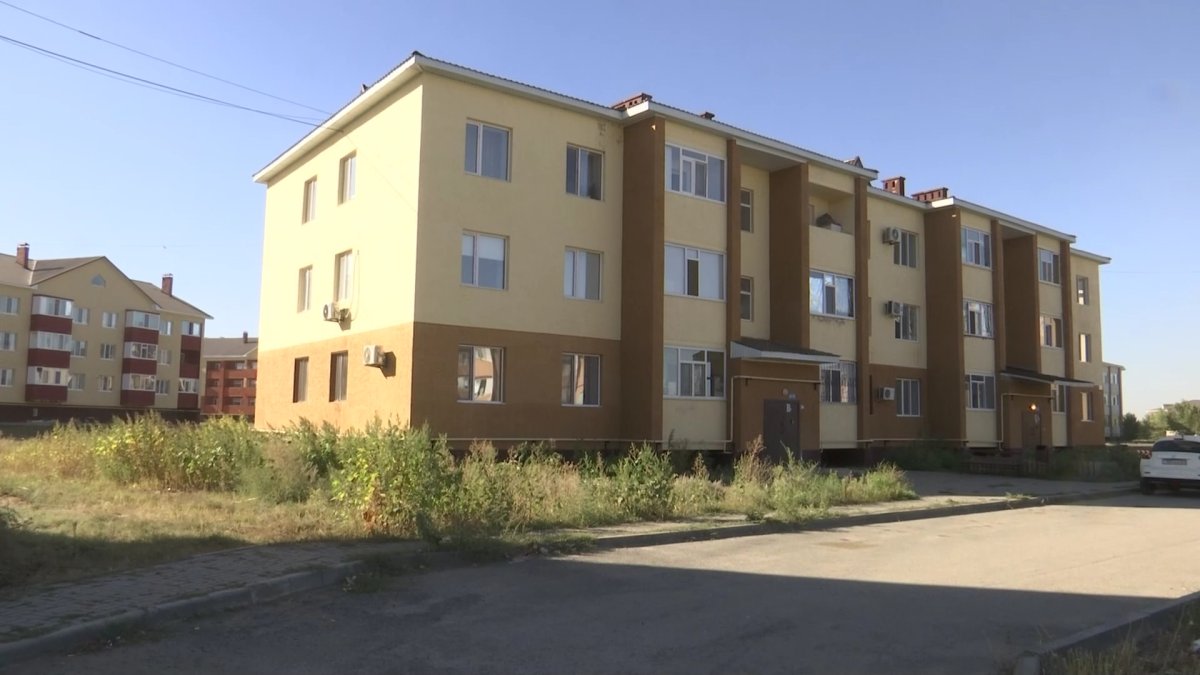 Жителей актюбинской новостройки возмутило качество дома