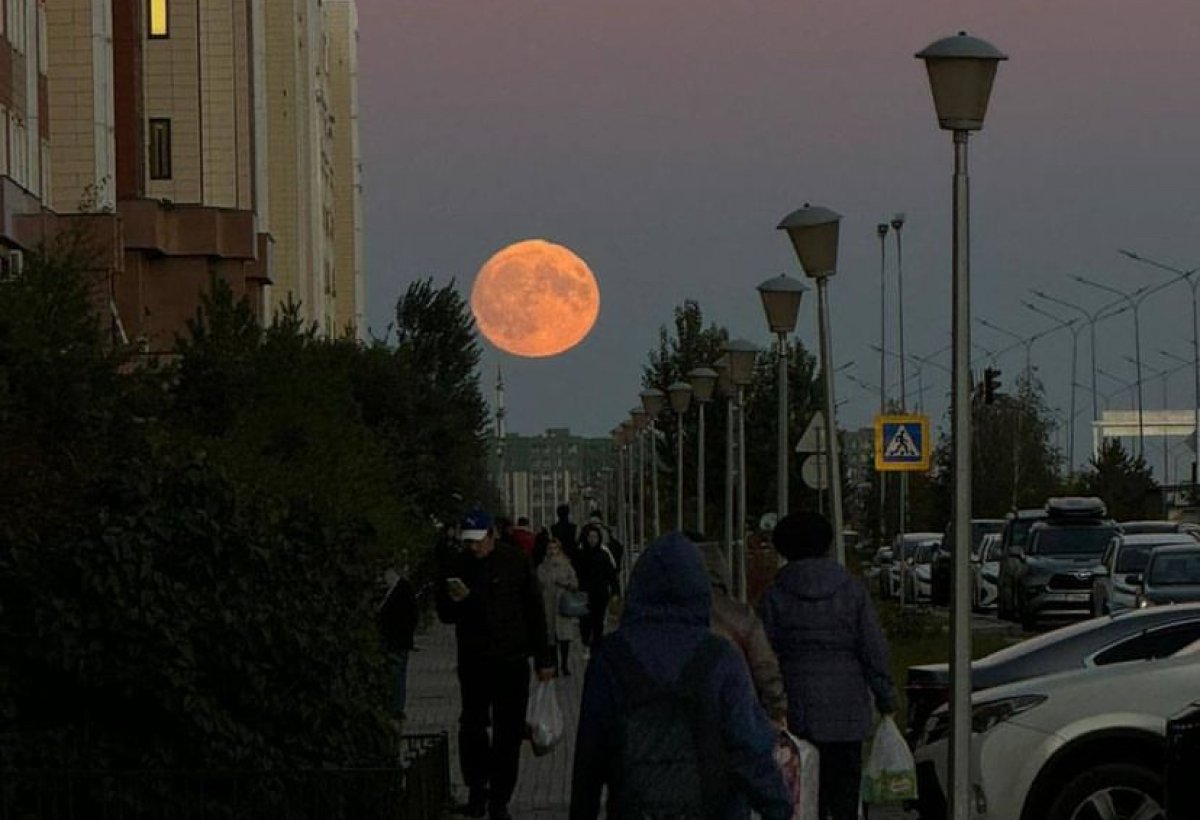 Жители Астаны запечатлели гигантскую Луну на фоне заката
