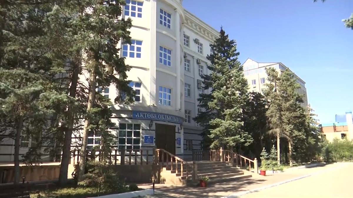 Ақтөбеде университет басшысының әйелі оқуға түсіру үшін талапкерлерден ақша алып отырған