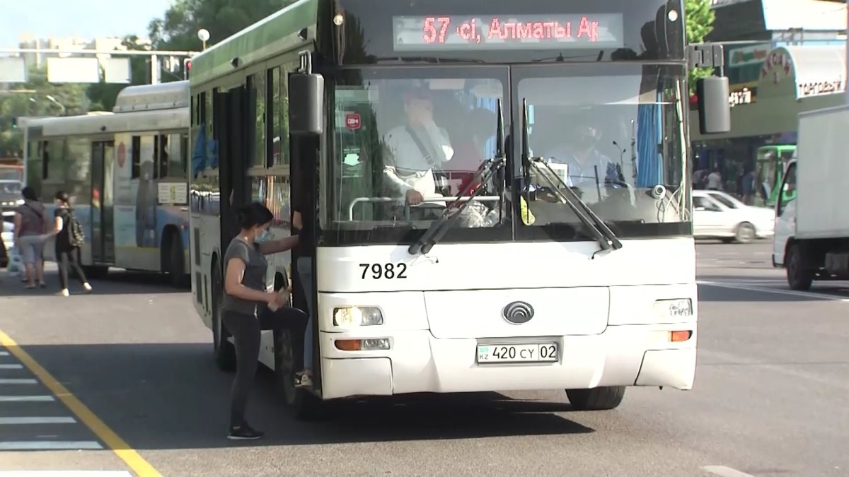 Алматы облысында кондуктор автобустан құлап, қайтыс болды