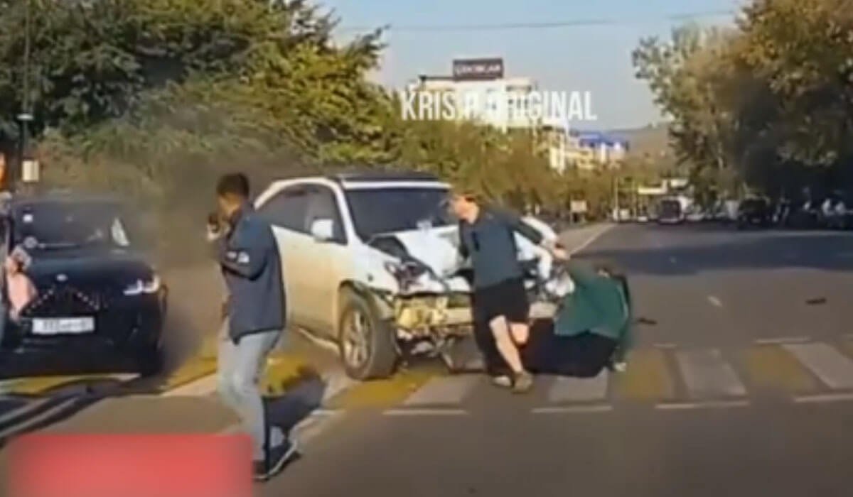 Алматыда жаяу жолдан өтіп бара жатқан қыз бен жігіт көлік астында қалды