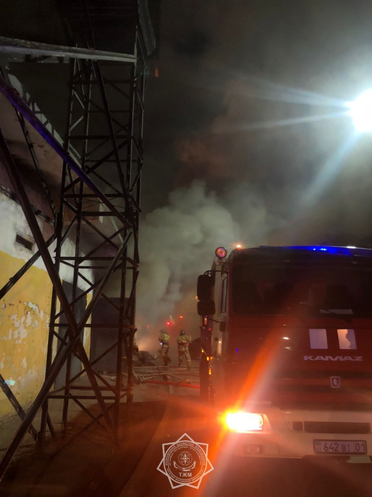 Старый аварийный стадион Астаны загорелся ночью