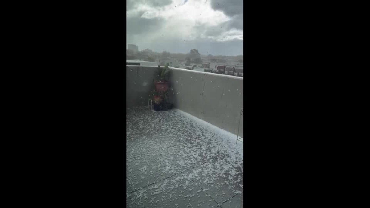 Ливень с градом оставил без электричества тысячи домов в Австралии